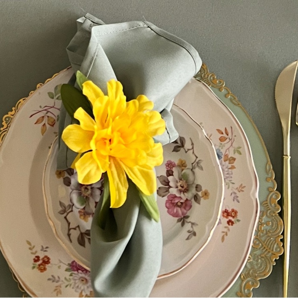 Set of 30 Handmade Floral Napkin Rings – Elegant Flower Table Decor - Picture 2 of 4